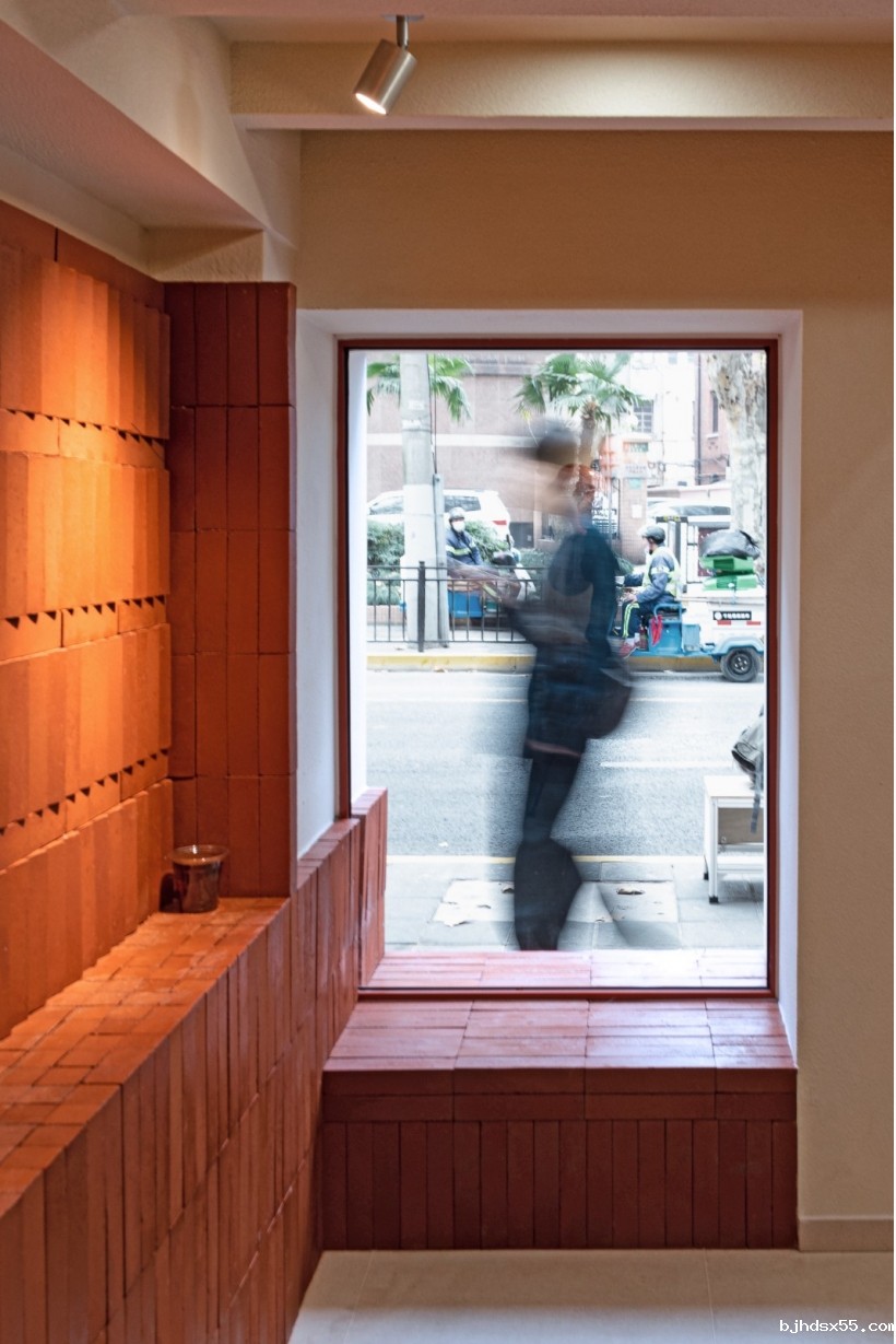 1710590449478815.jpg 11 Aloha Cafe 内部看向窗口,Aloha Cafe Interior Facing the Window ©Oliver.jpg